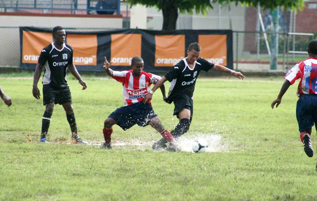 Jean Carlos López de Moca (Uniforme Negro) anotó el primer gol de los mocanos